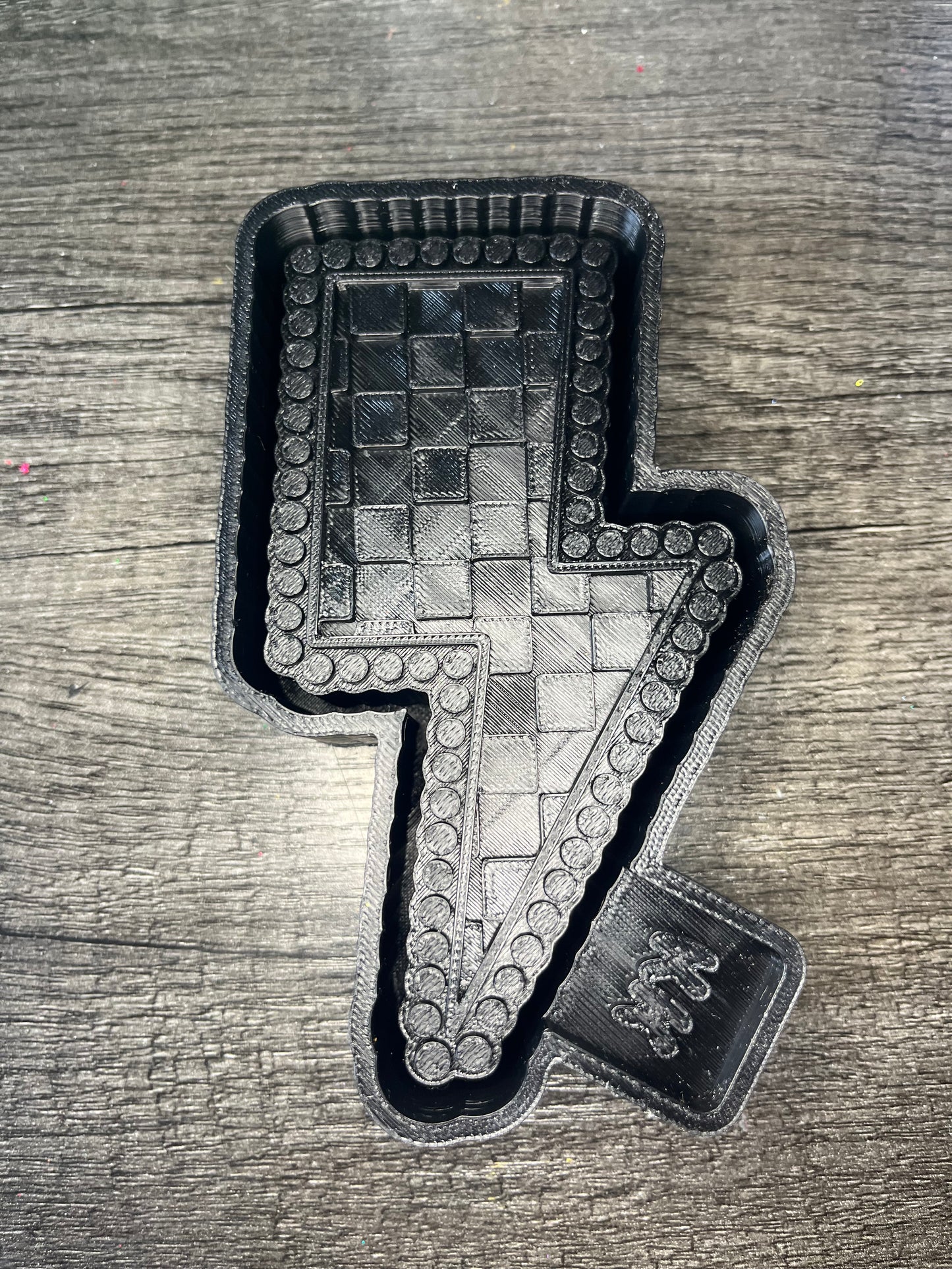 Checkered Print Bolt with Jewels Mold