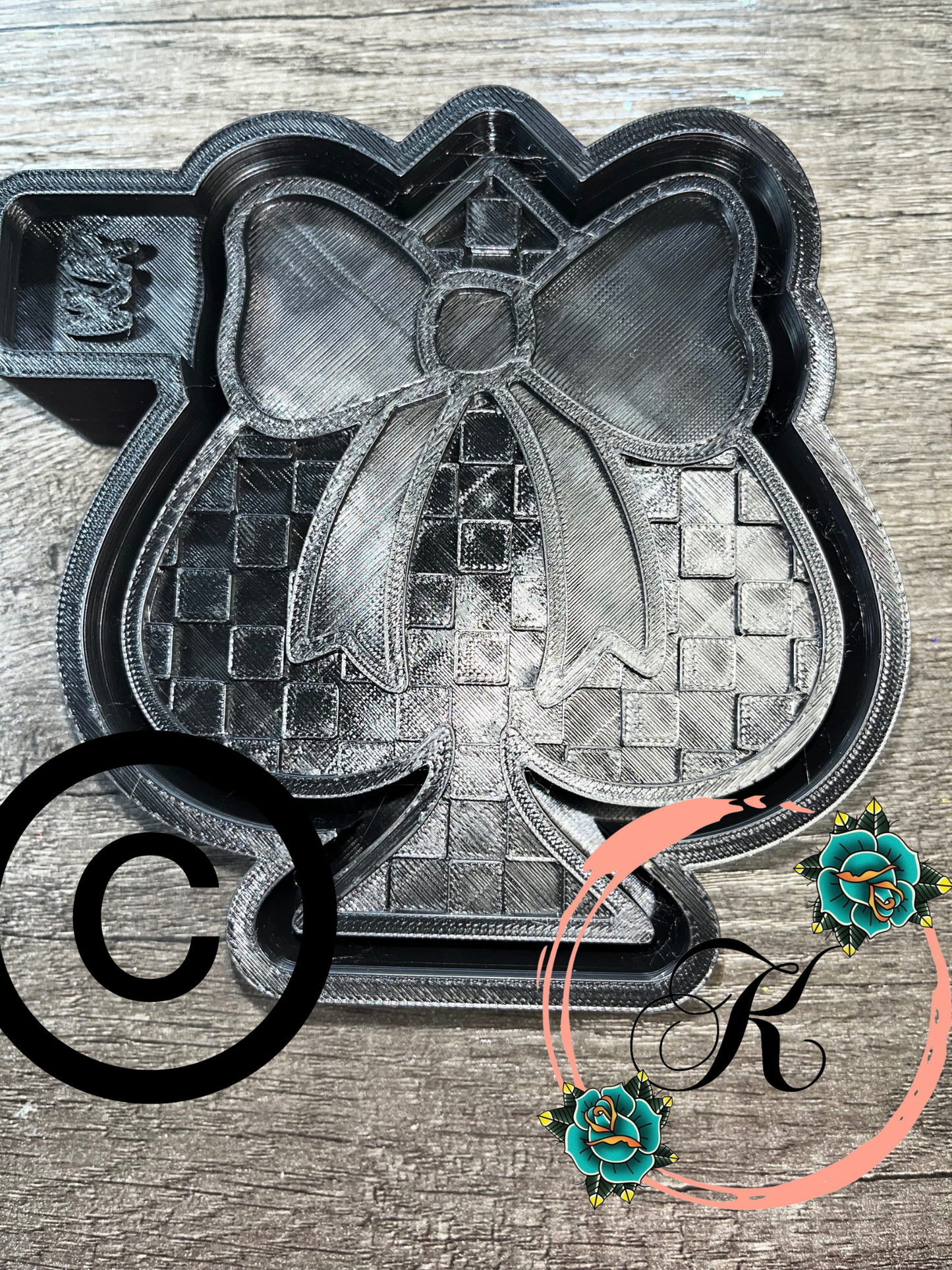 Checkered Print Spade with Bow Mold