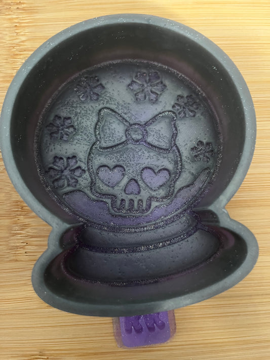 Skull Snowglobe Destash