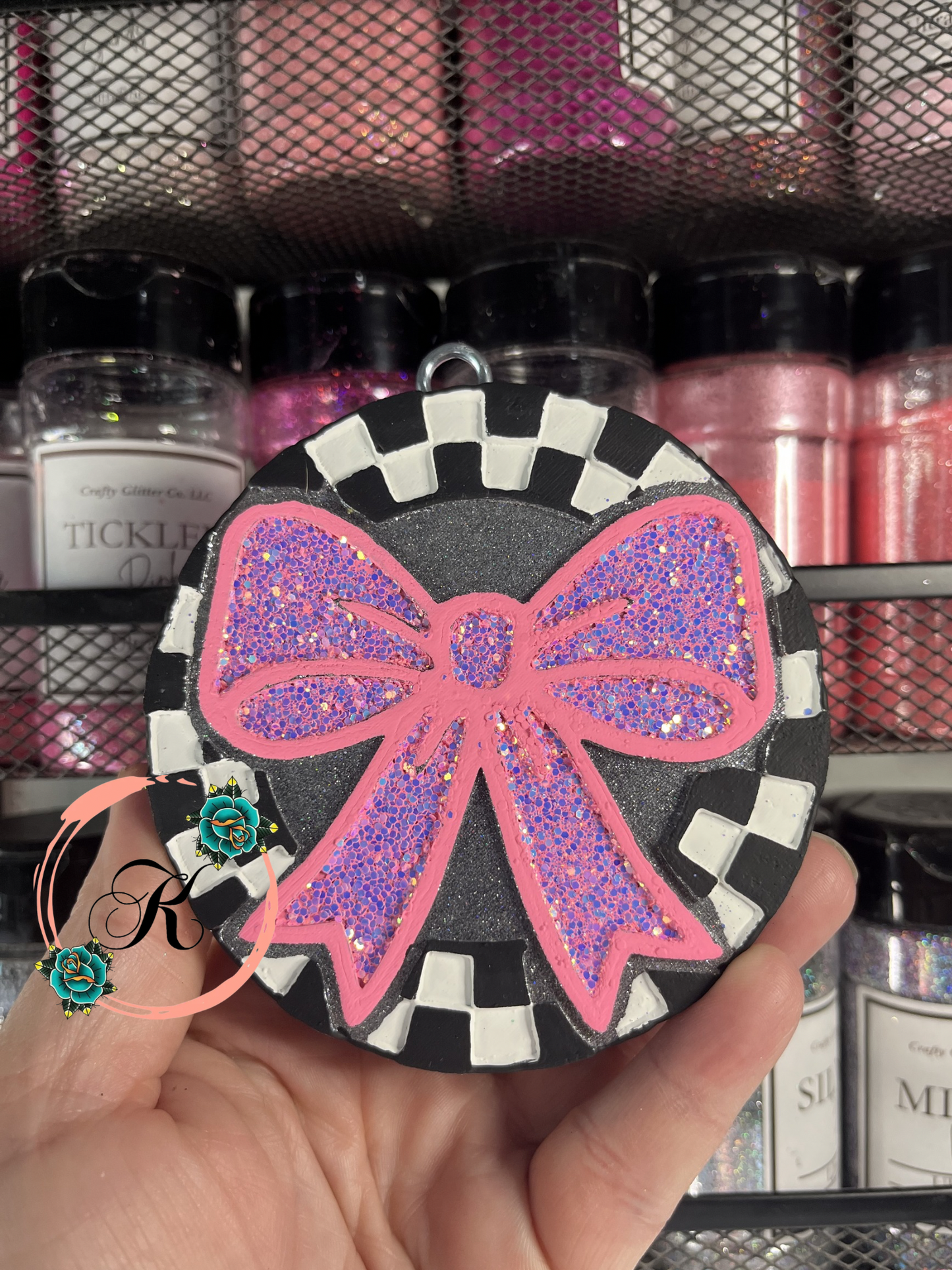Round Checkered Print with Bow Freshie