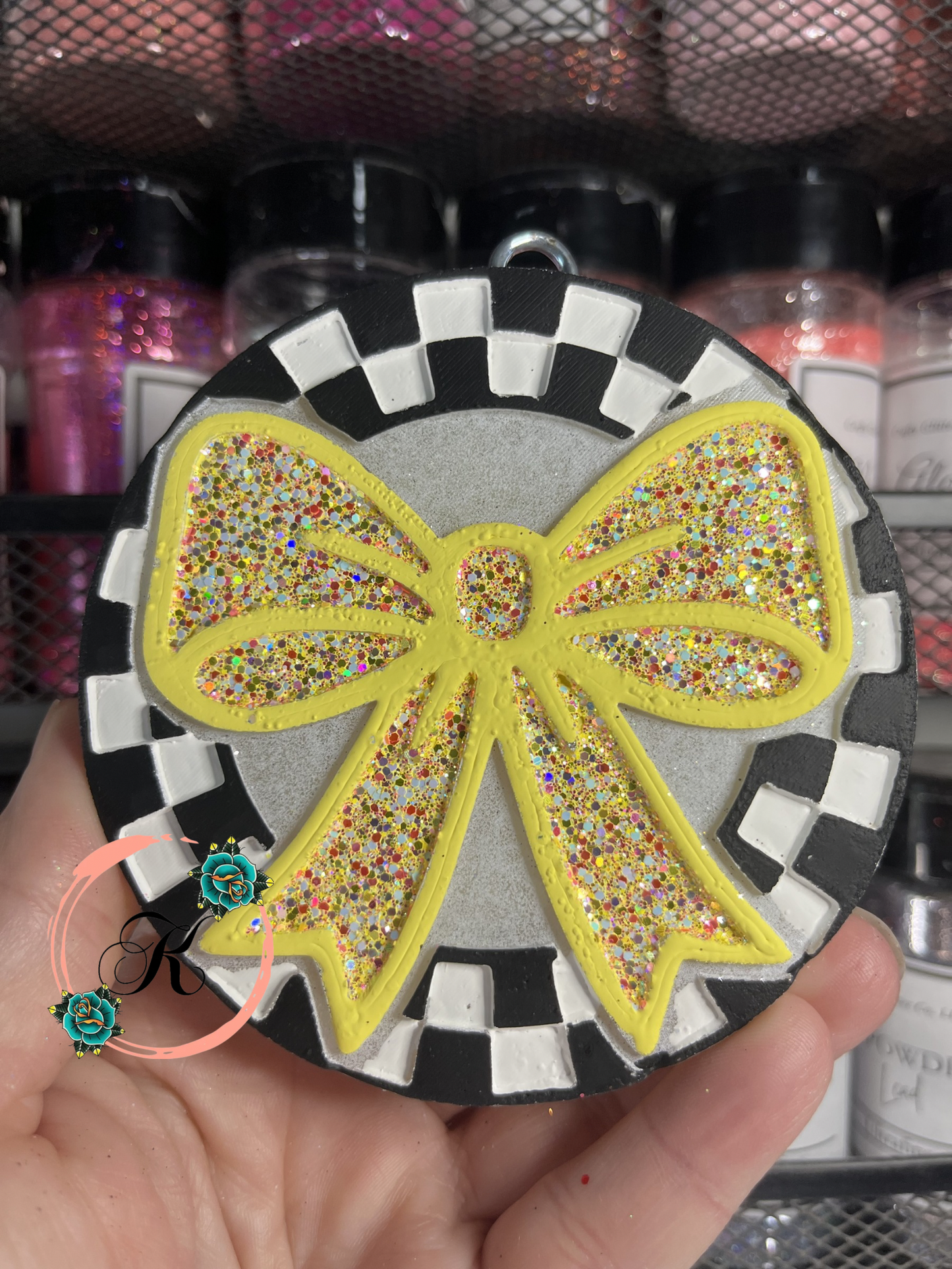 Round Checkered Print with Bow Freshie