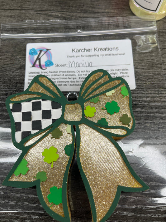 Checkered Print Bow with Clovers…… Manilla
